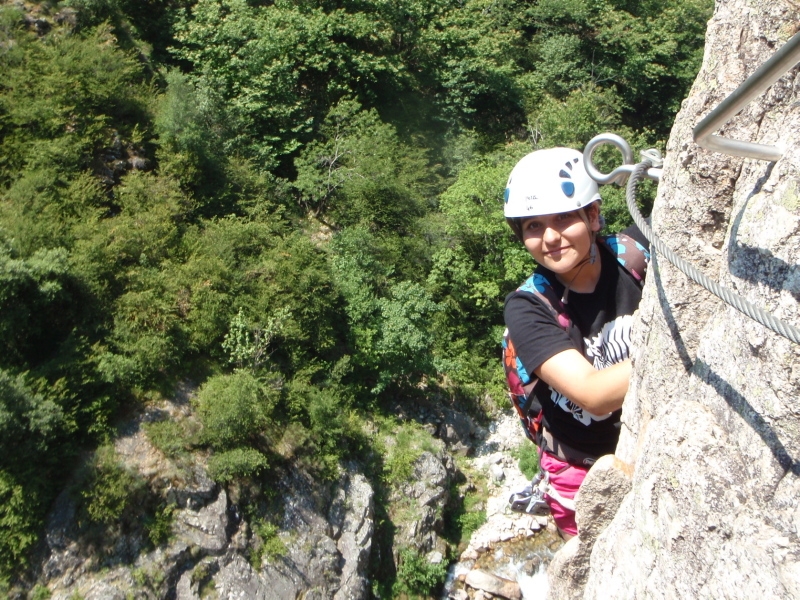 Village Camps International Summer Camp Ard&egrave;che, France 2019-07-26 https://www.villagecamps.com/journals_admin/images/18-34-Isis pops around the corner.jpg